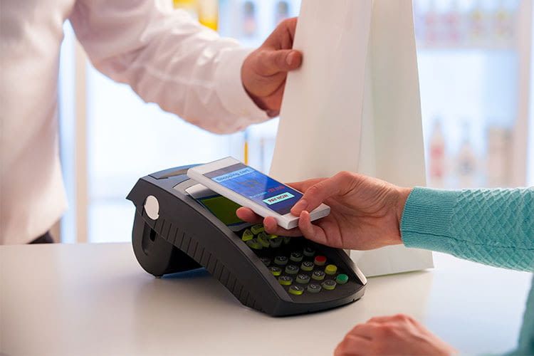 Wer ein Smartphone mit NFC-TEchnologie besitzt, kann mit Google Pay bequem bezahlen