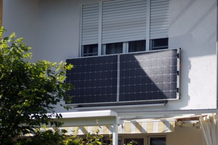Ein Balkonkraftwerk kann auch bei Teilverschattung Strom produzieren