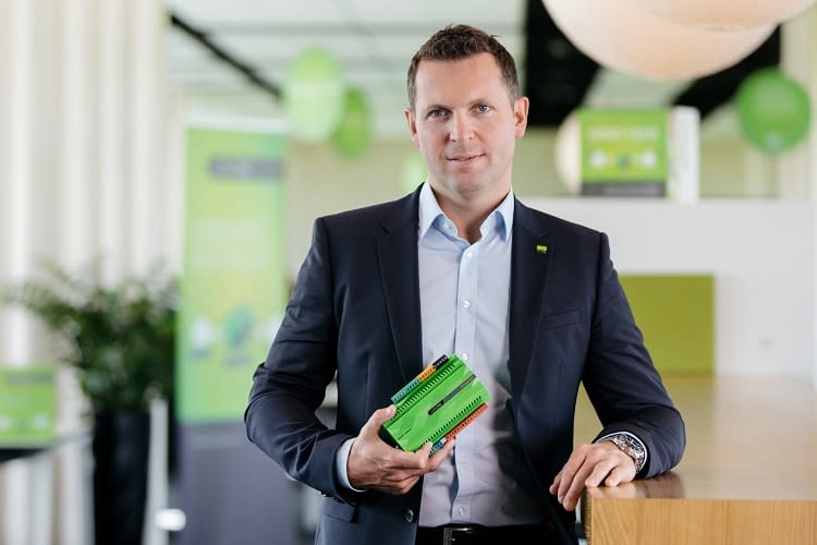 CEO und Mitgründer von Loxone Martin Öller mit dem Miniserver, dem Herzstück von Loxone Smart Home