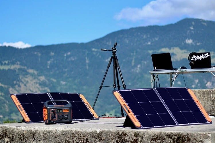 Das Jackery 1000 Notstromaggregat kommt direkt mit zwei Solarpaneelen