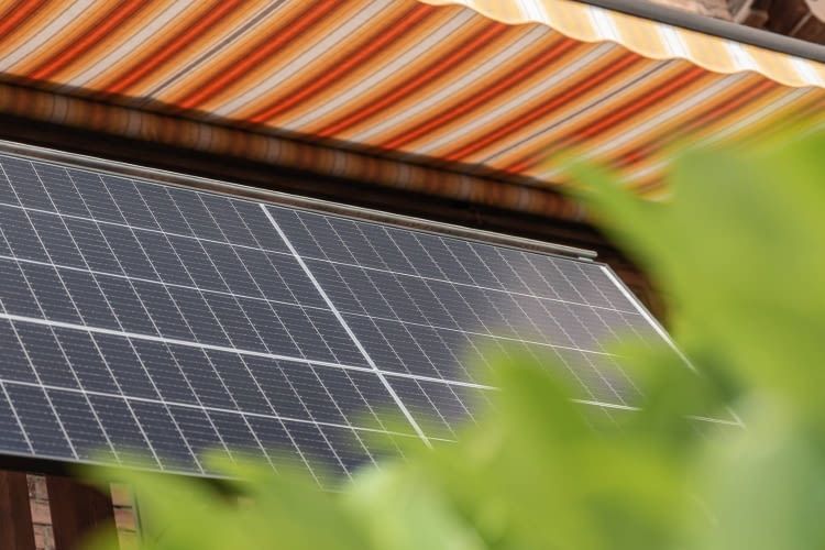 Wir zeigen wie schnell sich ein günstiges und teures Balkonkraftwerk amortisieren