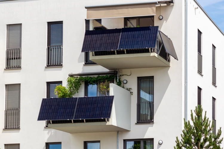 Wer genug Platz hat, kann mehr als nur ein Balkonkraftwerk installieren