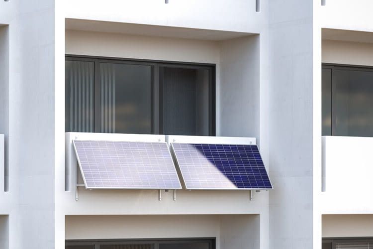 Balkonkraftwerke bestehen meist aus ein oder zwei Solarmodulen