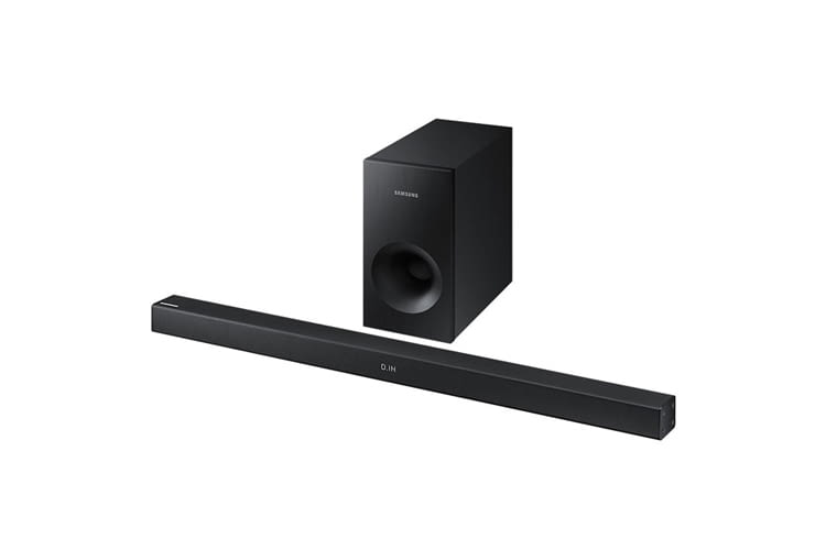 Die Samsung HW-K335/ZG Soundbar wird mit einem kabelgebundenen Subwoofer geliefert