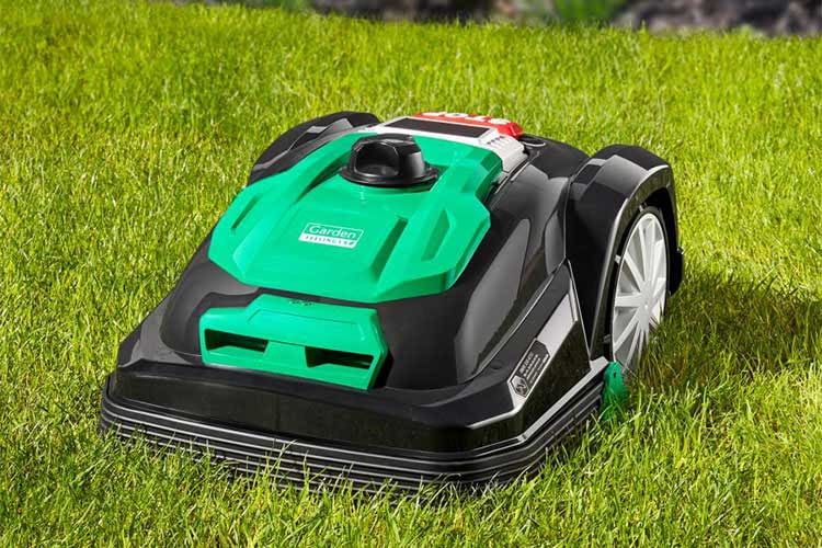Das Rasenmähen dem Roboter überlassen? ALDI bietet hierfür günstige Gelegenheit