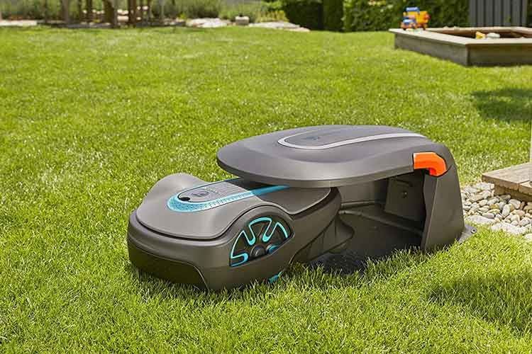 Einige Mähroboter Garagen sind sehr kompakt gebaut, wie dieses GARDENA Modell