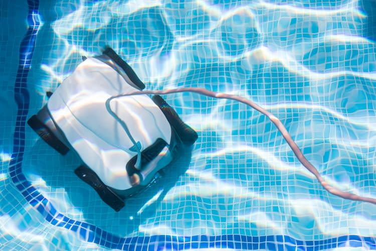 Poolroboter mit Akku reinigen selbständig und effizient sogar während der Nutzung des Pools.