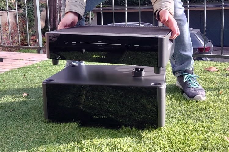 Die Venus D Haupteinheit (oben) muss mit einem Zusatzakku kombiniert werden