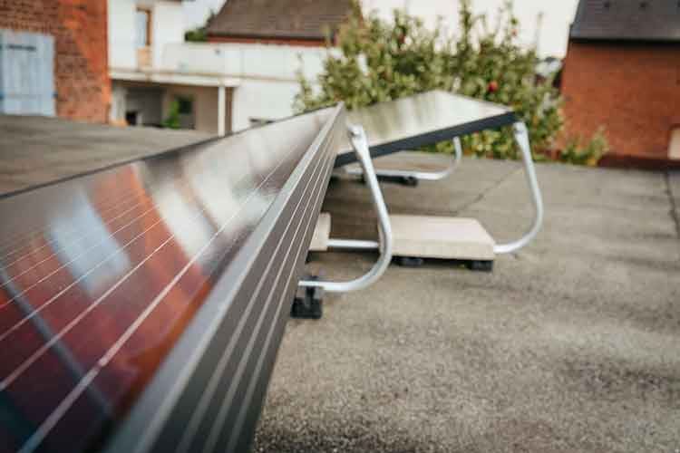 Balkonkraftwerk Solaranlagen finden dank spezieller Aufsteller auch auf dem Garagen- oder Carport-Dach Platz