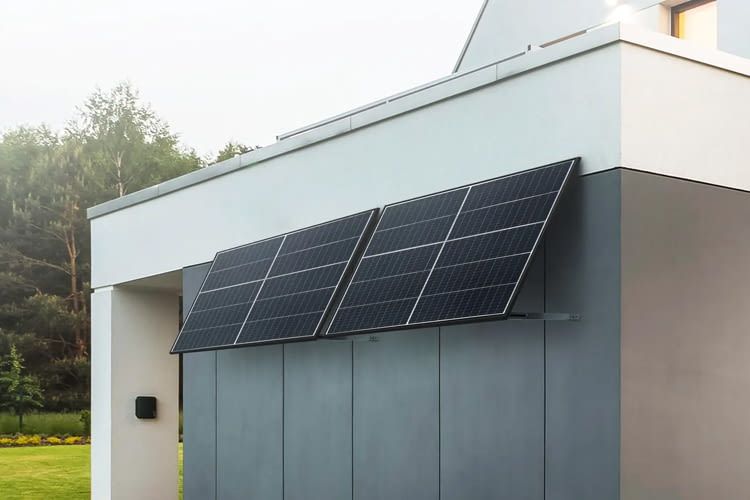 Balkonkraftwerke finden dank spezieller Halterungen auch am oder auf dem Garagen- bzw. Carport-Dach Platz