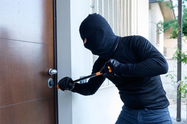 La sicurezza della porta può essere notevolmente migliorata con diversi dispositivi di sicurezza aggiuntivi