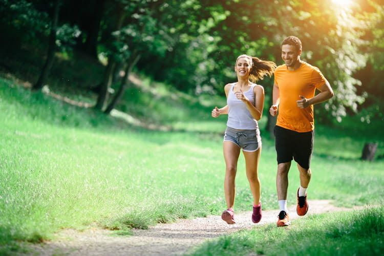 Auch günstige Fitnessgeräte helfen dabei effizient fit zu werden