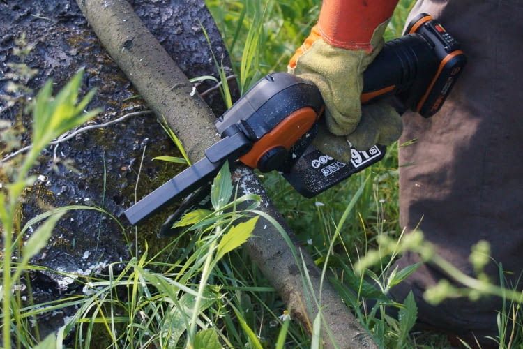 Wir nutzen diese Worx Mini-Kettensäge gerne für kleinere DIY-Projekte