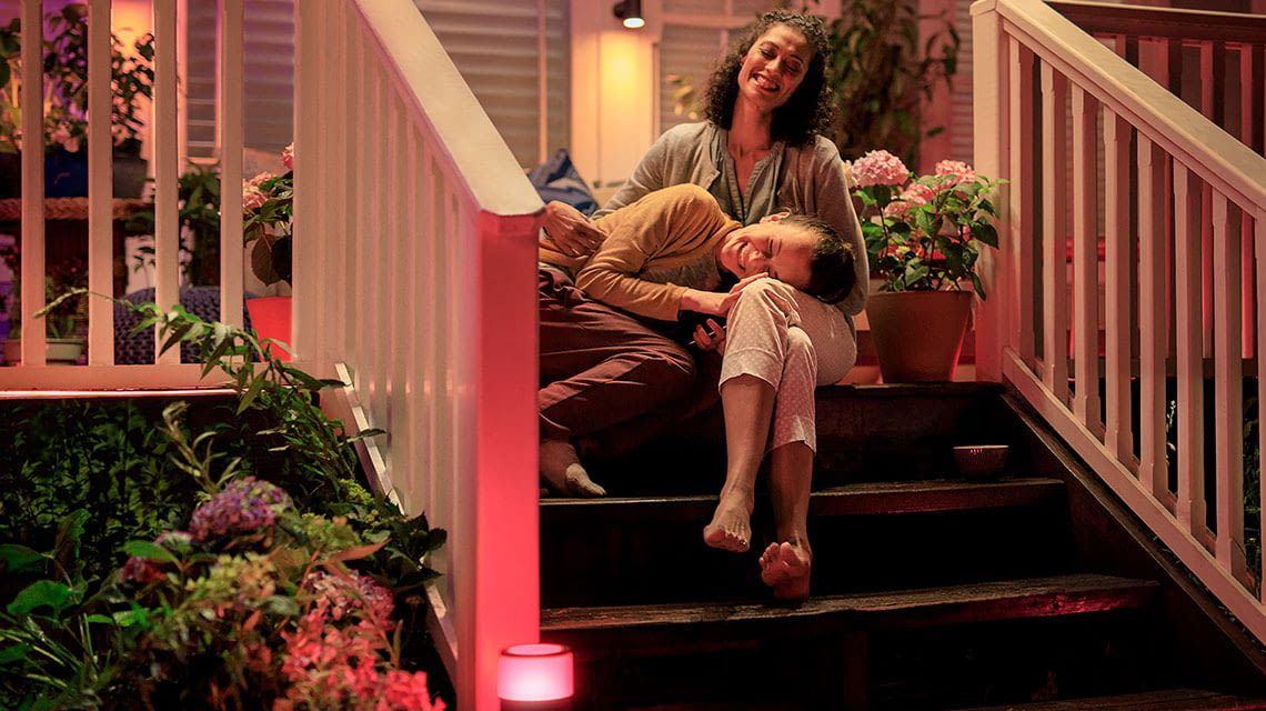 Die Philips Hue Ambiance Lampe Lily illuminiert 16 Millionen Farben - für jede Stimmung das richtige Licht