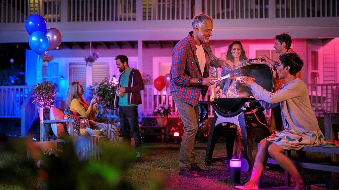 Die Philips Hue Outdoor-Lampen sorgen für das richtige Party-Licht beim Grillen im Sommer