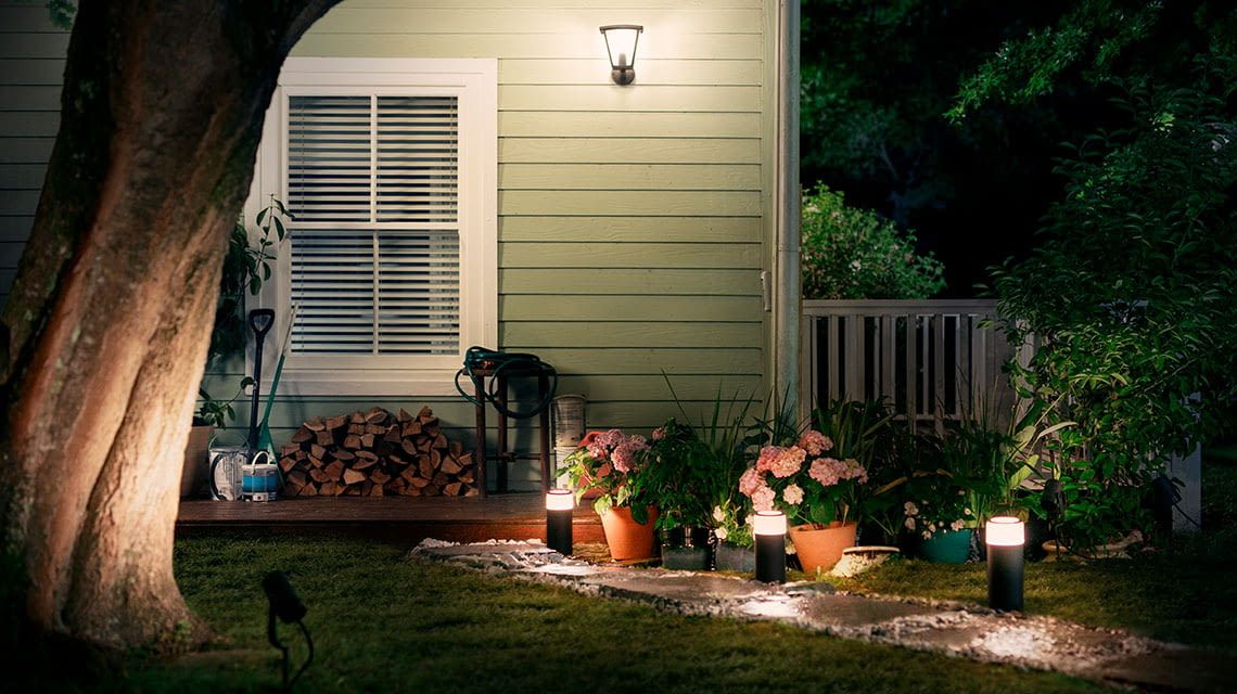 Philips Hue Outdoor Lampe Calla beleuchtet Wege rund ums Zuhause