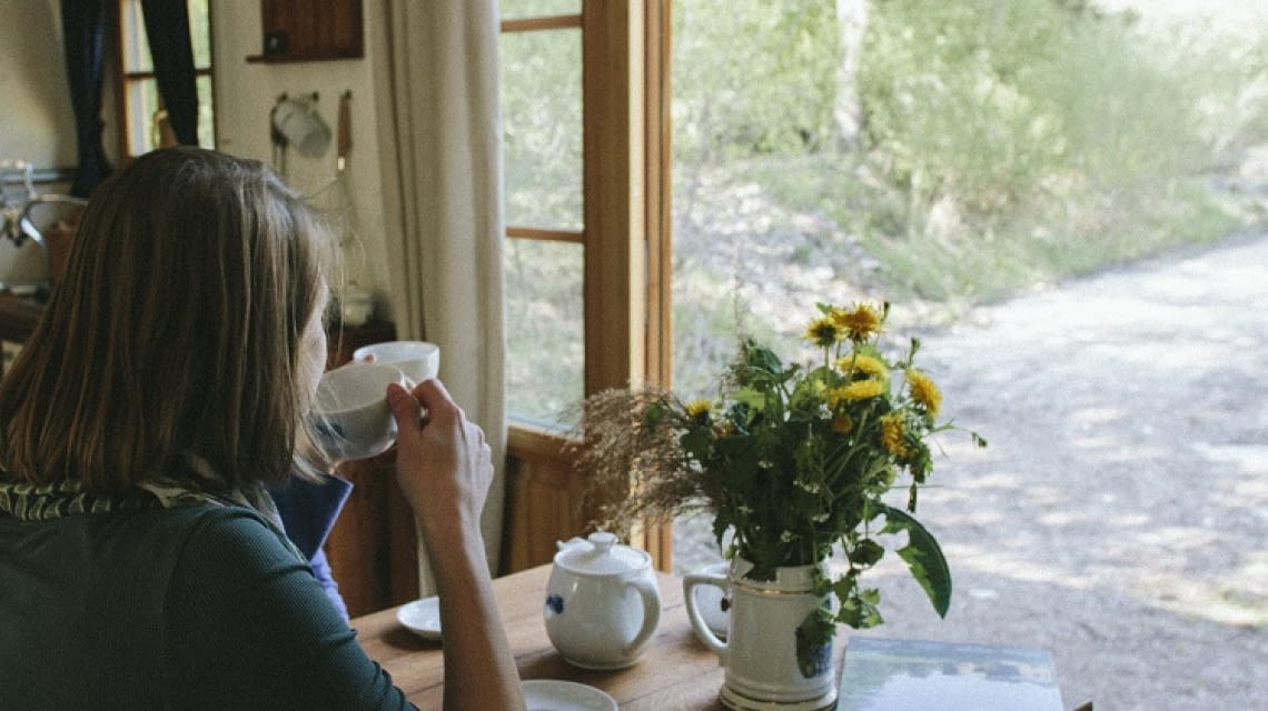 Kaffeepause mit Blick aufs Grüne im Almwagen Fanni