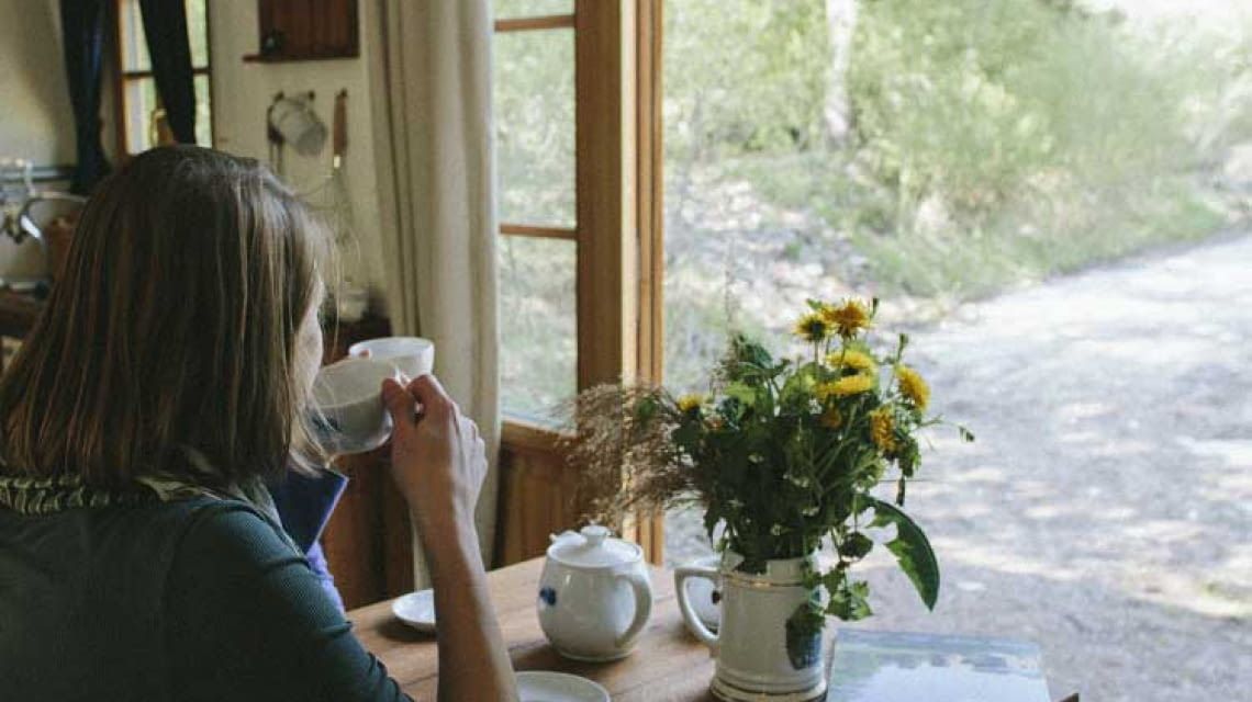 Kaffeepause mit Blick aufs Grüne im Almwagen Fanni