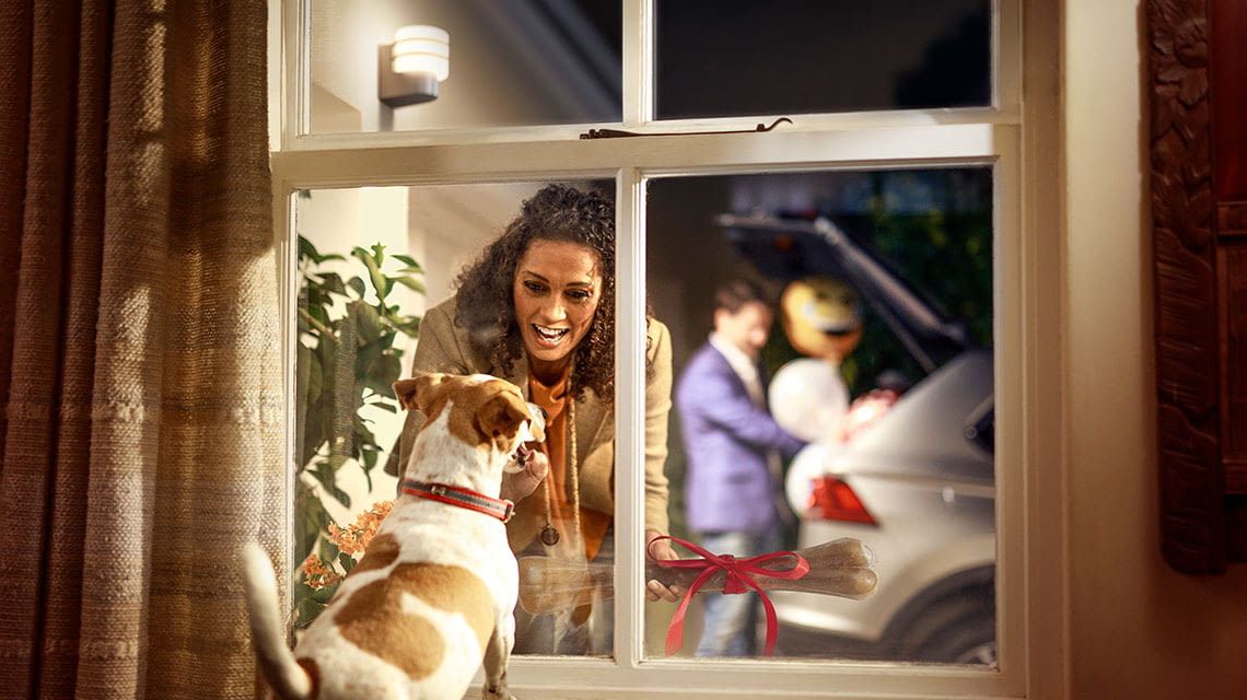 Durchblick im Eingangsbereich: Die Philips Hue White Lampe Tuar sorgt für Helligkeit