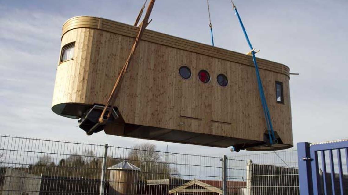 Die Überstellung eines Tiny House erfordert einen Kran, manche sind allerdings auch auf Rädern gebaut
