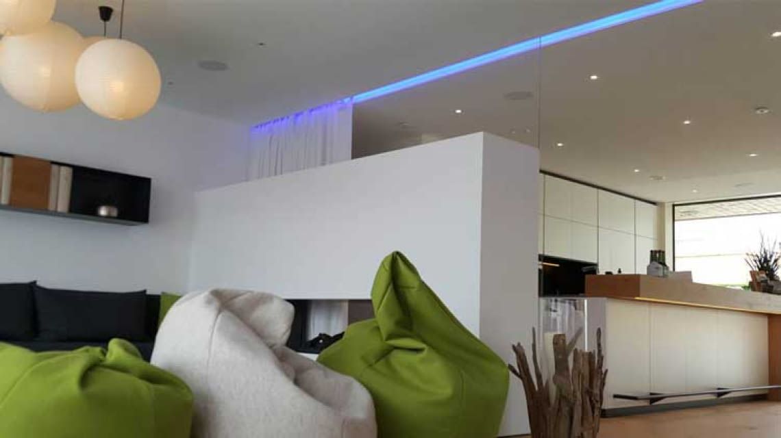 Lichtsteuerung mit Loxone: Der Wohnbereich erstrahlt im home&smart-Blau