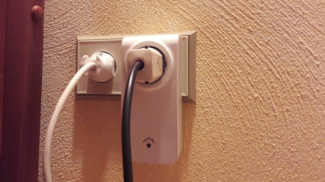 Der innogy Zwischenstecker passt in jede handelsübliche Steckdose