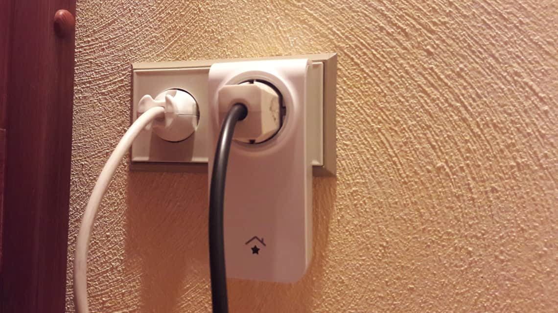 Der innogy Zwischenstecker passt in jede handelsübliche Steckdose