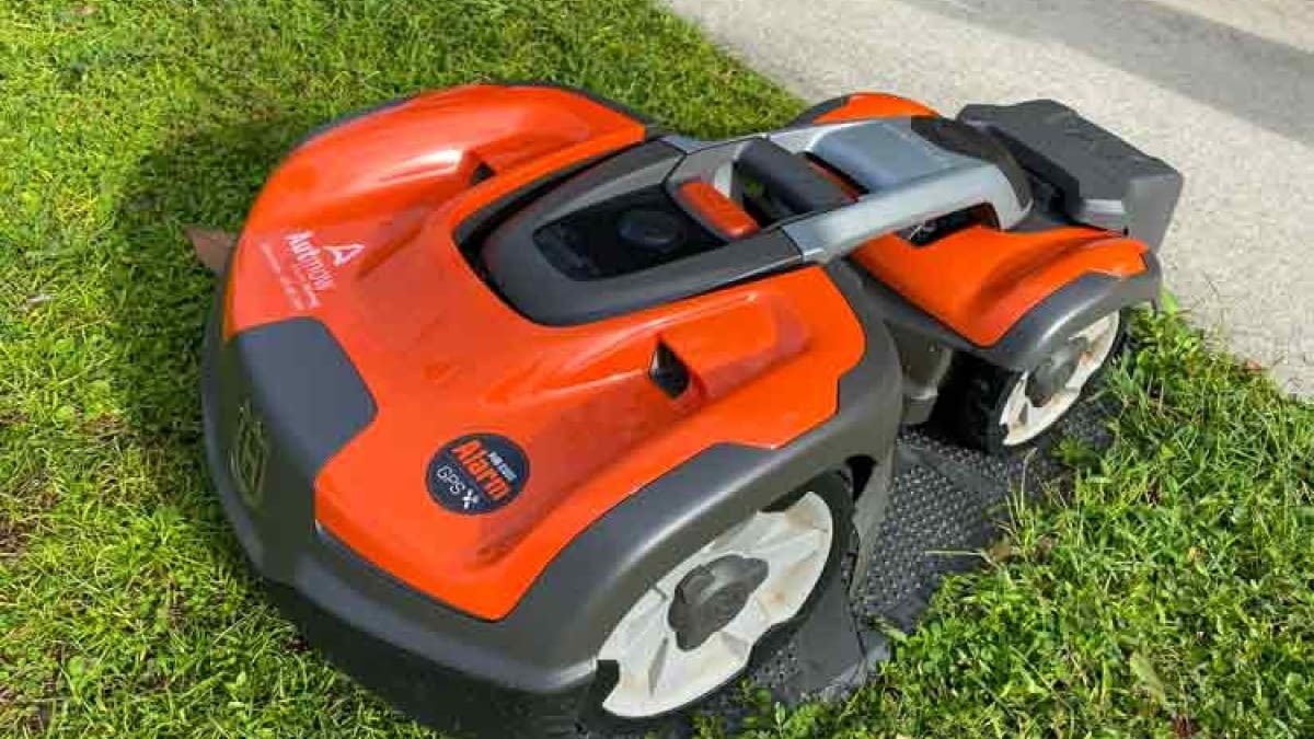 Das sind die 50 lustigsten Mähroboter Namen 2025