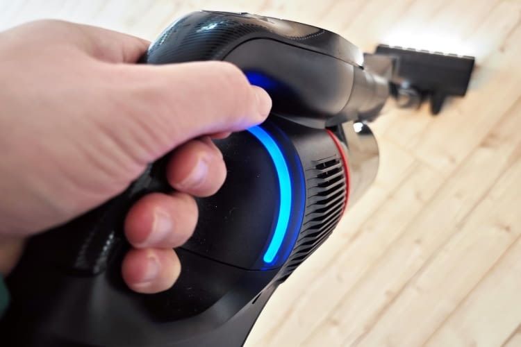 Etwas unpraktisch: Der Leuchtring wird mit der Hand verdeckt