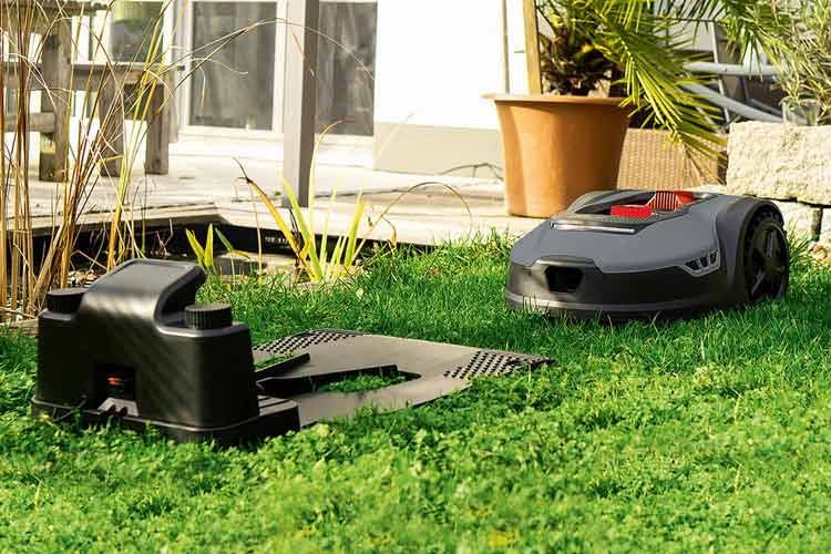 ALDI lockt Gartenbesitzer jedes Jahr mit Mähroboter Angeboten zum Schnäppchenpreis
