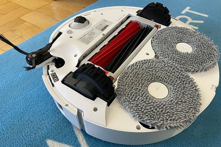 An der Unterseite des Roborock Qrevo Master waren die Mopps, Hauptbürste, Seitenbürste, Haupträder und Vorderrad zu finden