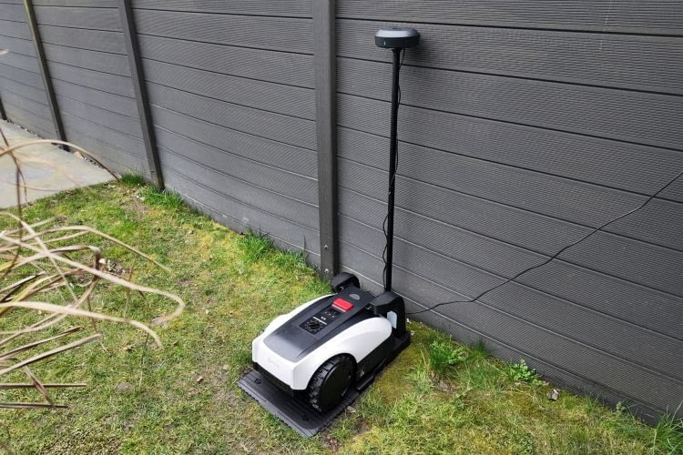Um sich im Garten zurecht zu finden, setzt ECOVACS beim GOAT O800 RTK - wie es der Name sagt - RTK GPS