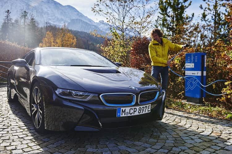 Una BMW i8 che fa rifornimento - con la batteria piena per prestazioni sportive