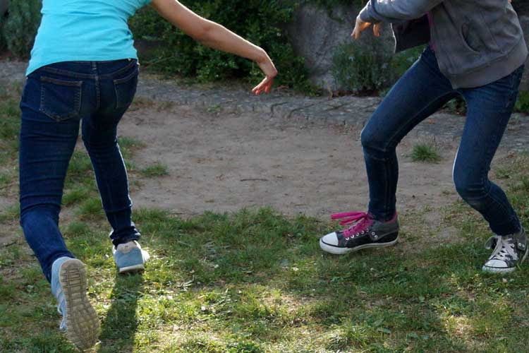 Eine Kinderuhr mit Ortungsfunktion verrät Eltern, wo ihre Kids gerade spielen