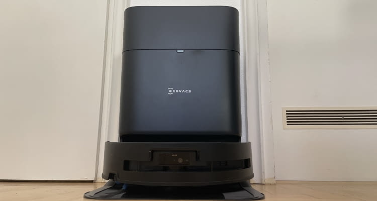 DEEBOT T80 OMNI kommt mit einem attraktiven Design und zurückhaltender Station