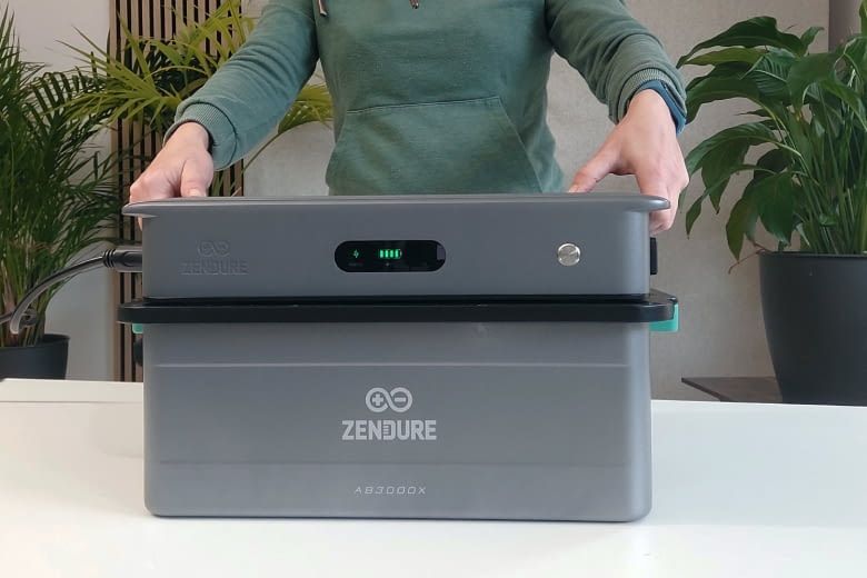 Bei korrekter Stapelung rasten die beiden Komponenten mühelos ein