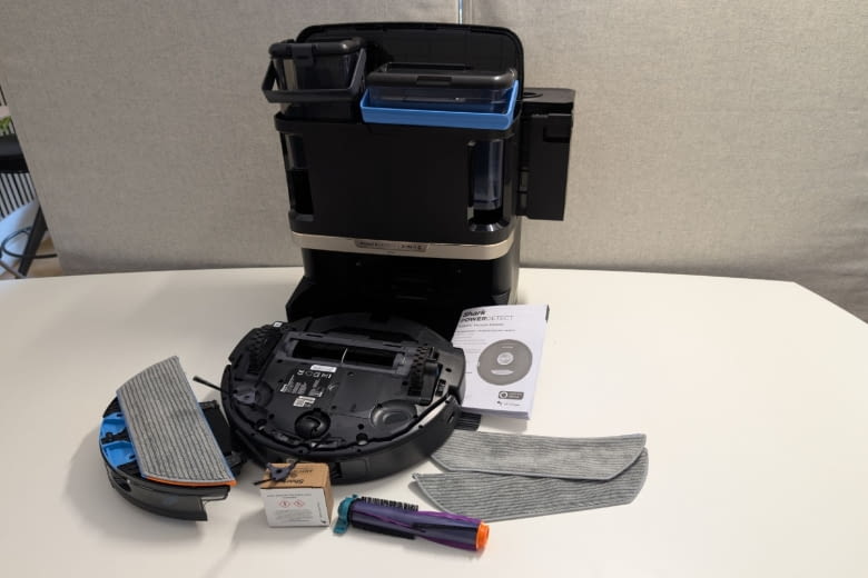 Der Shark Power Detect Never Touch Pro mit seinem gesamten Lieferumfang.