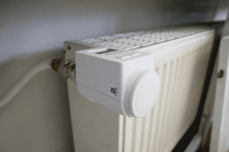 Der weiße Thermostat von LUPUS hat ein schlichtes Design