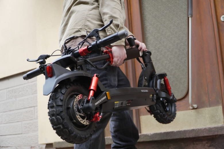 Der GT2 lässt sich zusammenklappen und tragen.