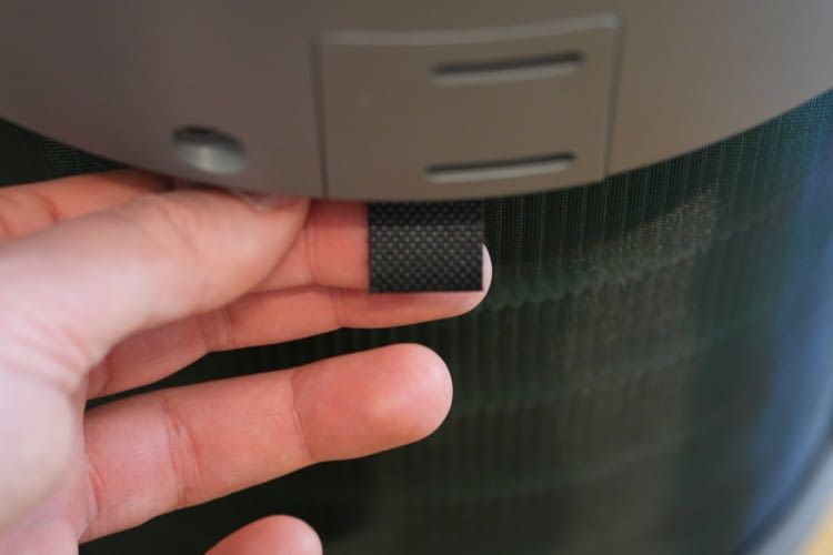 Die Lasche an der Oberseite des Filters muss immer Richtung Nutzer ausgerichtet werden. So lässt sich der Filter leicht herausnehmen.