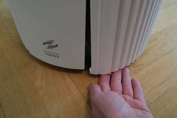 Die Seitenwand lässt sich leicht von dem Gerät trennen - so hat man jederzeit Zugriff auf den Filter.