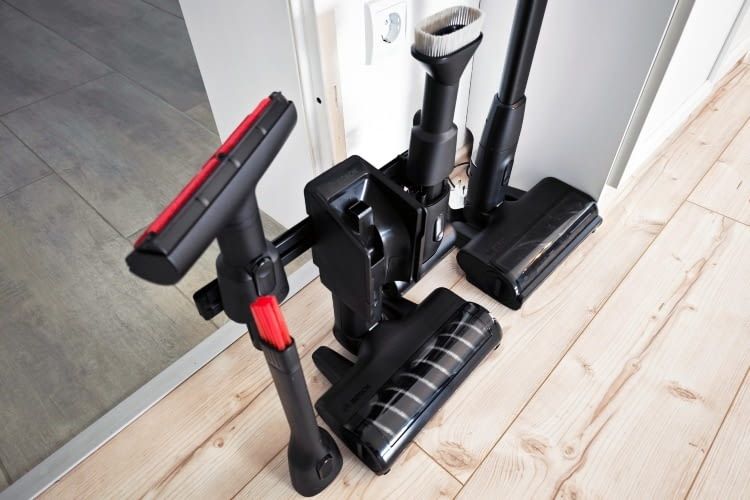 Der Bosch Unlimited 10 kommt mit mehreren Saugaufsätzen