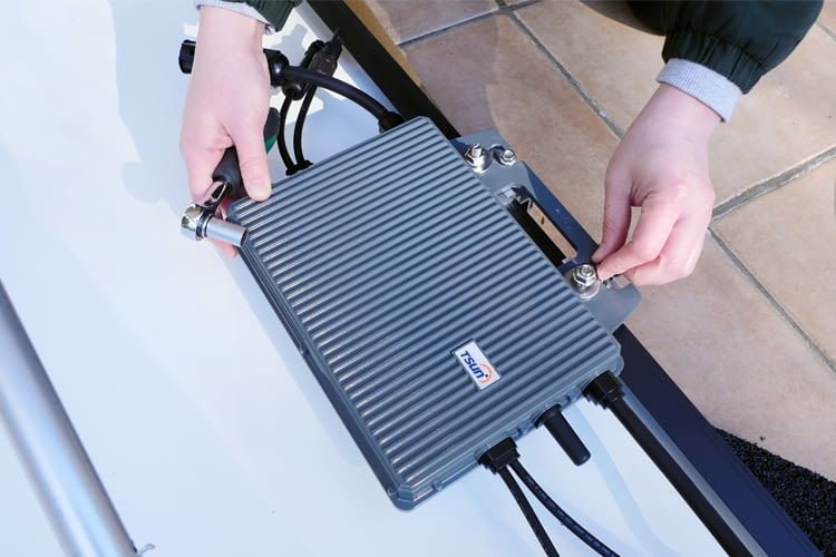 Der Wechselrichter lässt sich meist einfach am PV-Modul verschrauben