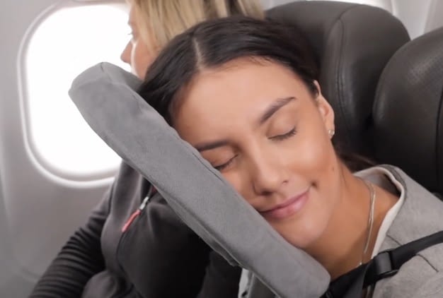 FaceCradle macht sogar den Schlaf im Flugzeug bequem