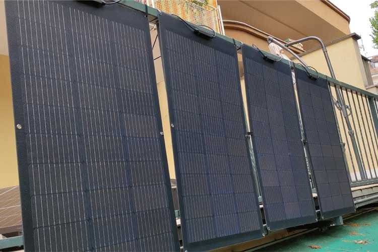 Die vier flexiblen Solar-Module von EcoFlow an einem Balkongeländer befestigt