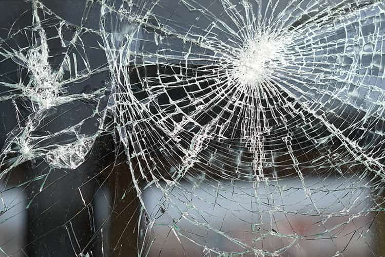 Angriffhemmende Fensterfolie sorgt dafür, dass Einbrecher deutlich länger benötigen, um durch ein Fenster ins Haus zu gelangen