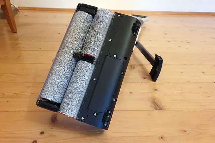 Roborock Dyad im Test - die hinteren Wischrollen reichen bis zum Geräterand und kommen so bis zur Wand- oder Möbelkante