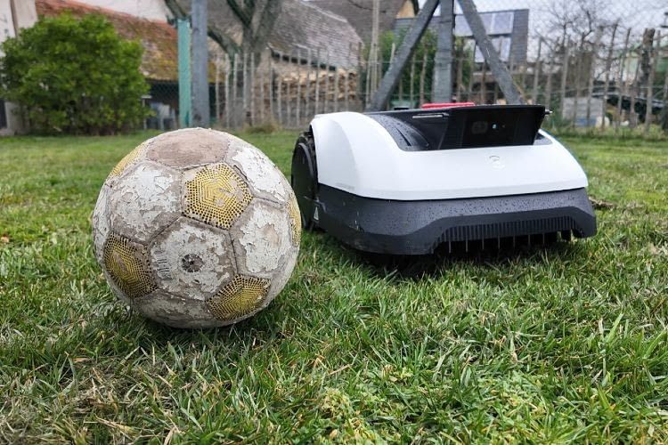 Fußball als Hindernis erkannt und ausgewichen: Mit Hindernissen in dieser Größe hatte der GOAT O800 RTK keine Probleme