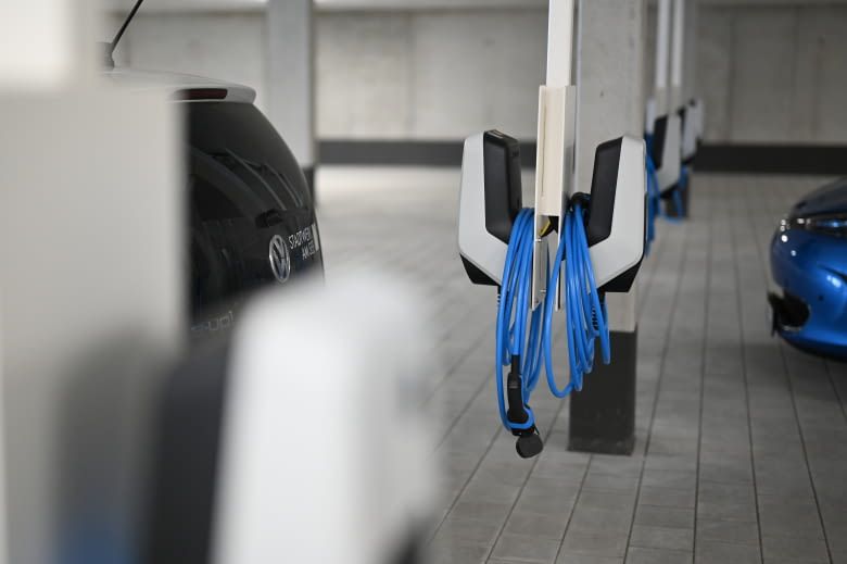 Una stazione di ricarica bidirezionale in un garage
