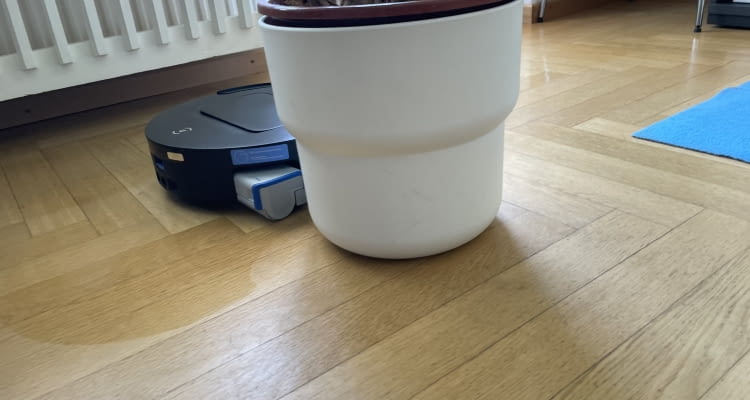 Selbst im Raum stehende Gegenstände wurden von DEEBOT T80 OMNI rundum gereinigt